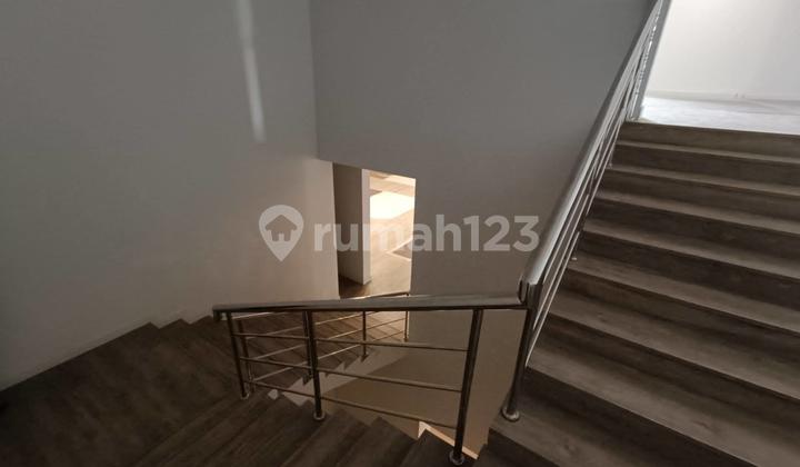 Ruang Usaha 3 Lantai dan Luas di Mainroad Pasir Kaliki, Bandung