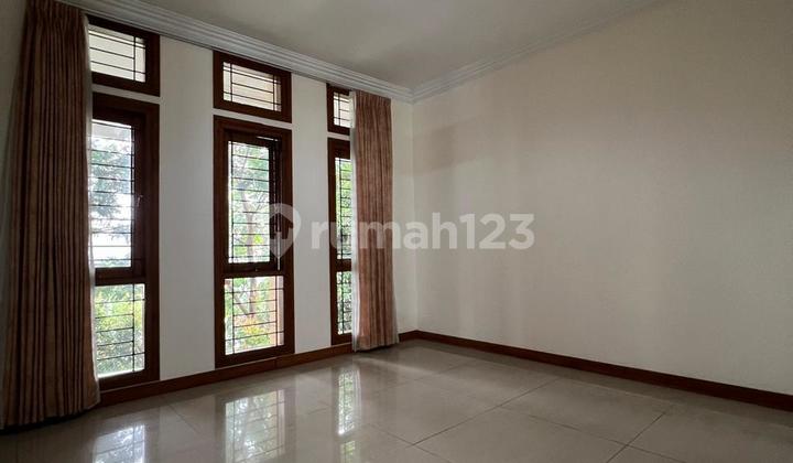 A very nice and ready-to-occupy luxury house in Setra Duta, Bandung