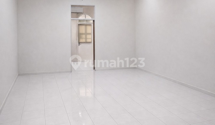 Shop House Below Market Price, Suitable for Business & Office in Singgasana 2