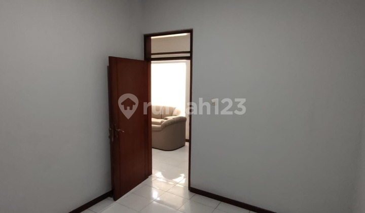 Neat and well-maintained semi-furnished house in Batununggal, Bandung.