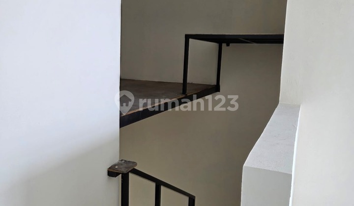 Three-story shophouse ready for business on Mainroad Leuwi Panjang, Bandung. 2