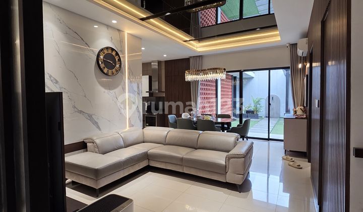 Rumah mewah dan furnished di Cluster Emily, Summarecon Bandung