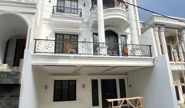 Rumah  Cantik Townhouse 3 Lantai di Kebagusan, Jakarta Selatan 1