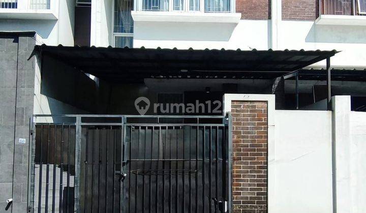 Rumah 2 Lantqi Townhouse di Jatiwaringin jakarta Timur 1