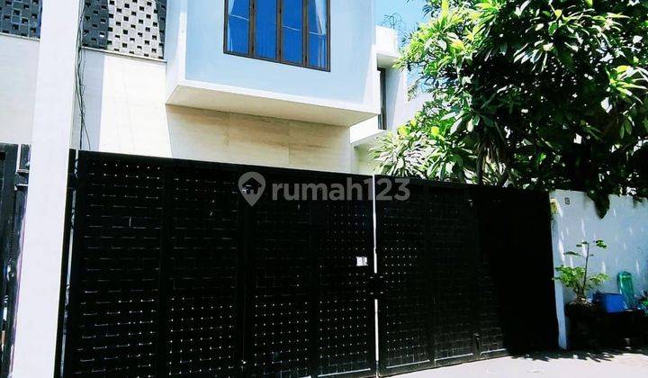 Rumah 2 Lantai Hook + Private Pool di Kemang Jakarta Selatan 1