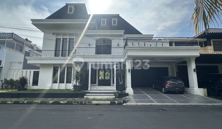 Swiming Pool House American Classic Mewah dan Bagus. Lt 400M2 Lb 500M2