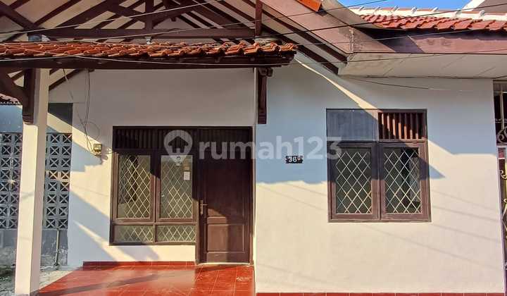 Rumah Nyaman, Rapi dan Siap Huni Dalam Gang di Utan Kayu Rumah Nyaman, Rapi dan Siap Huni Dalam Gang di Utan Kayu