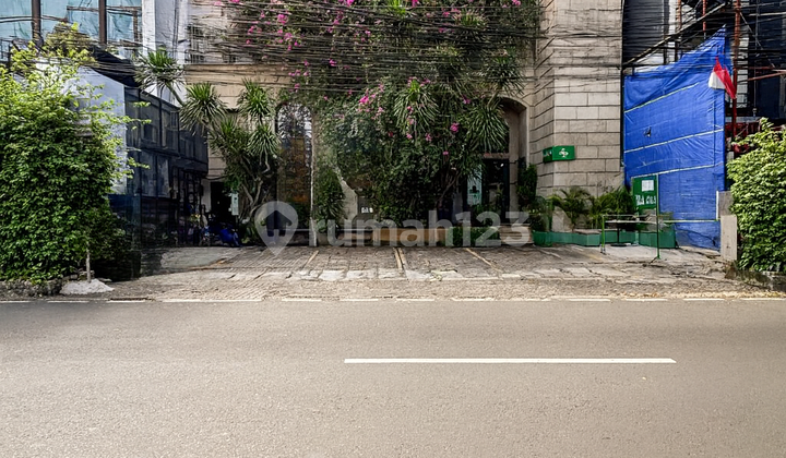 Ready-to-Use Commercial Building on a Wide Street in Kebayoran Baru Near Public Transportation