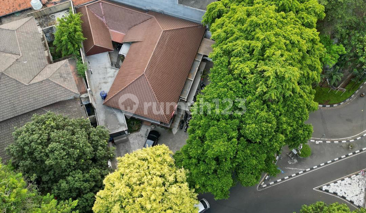 BIG HOUSE!! Cocok Untuk Kantor Lokasi Sangat Strategis Depan Ada Taman 2