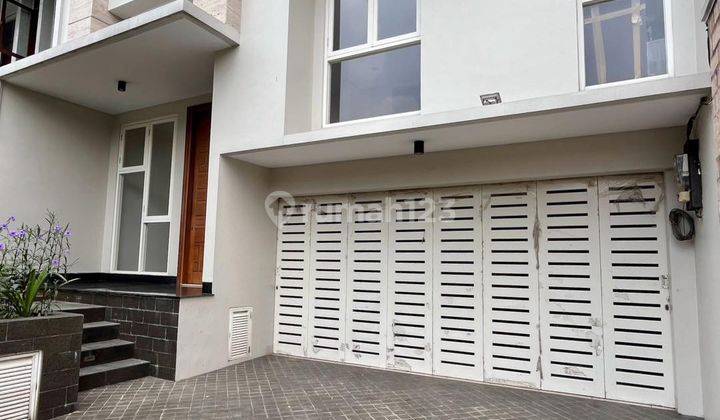 RUMAH DIJUAL DI KEBAYORAN BARU LINGKUNGAN AMAN DAN TENANG DESIGN MODERN 2