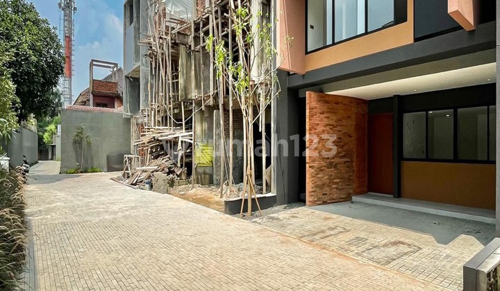 BRAND NEW TOWNHOUSE AVAILABLE 3 UNIT LOKASI SANGAT STRATEGIS DEKAT CITOS 1