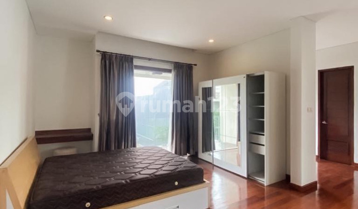 RUMAH DALAM TOWNHOUSE ATMOSFERA LOKASI SUPER STRATEGIS DEKAT KE KEMANG 2