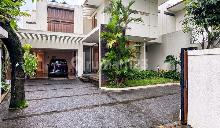 Rumah Tropis Design Modern 2 Lantai Halaman Luas di Kemang