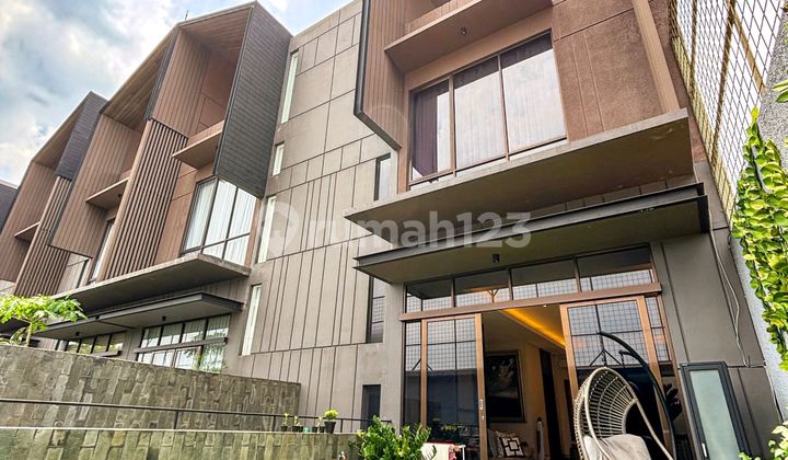 Rooftop Luas Dalam Townhouse Kemang Dengan 3 Lantai Siap Huni Rooftop Luas Dalam Townhouse Kemang Dengan 3 Lantai Siap Huni