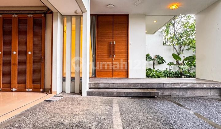 Rumah Tropis Design Modern 2 Lantai Halaman Luas di Kemang 2