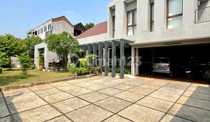 Rumah dengan Halaman Luas 2 Lantai Dalam Kompleks Kebayoran Lama
