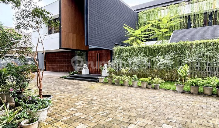 Modern Glass House 2 Lantai Siap Huni Semi Furnished Kebayoran Baru