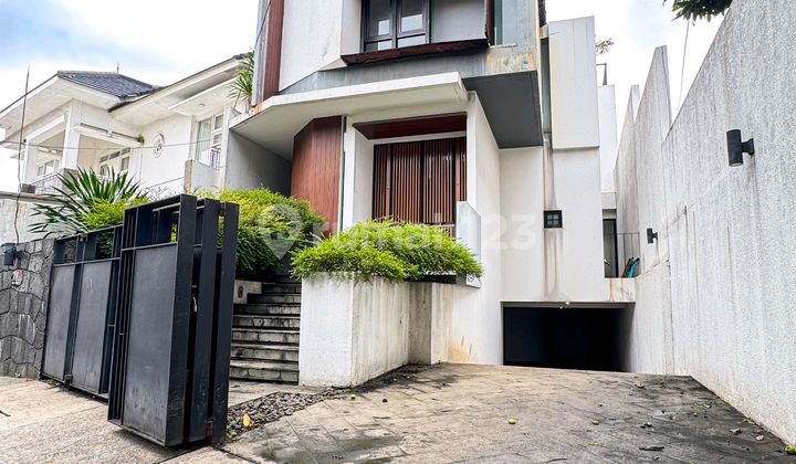 Rumah Modern Tropical Ada Rooftop dan Pool di Cilandak