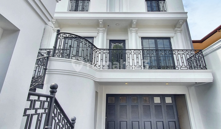 Rumah 3 Lantai Plus Rooftop Design Klasik Dekat Mrt Cipete