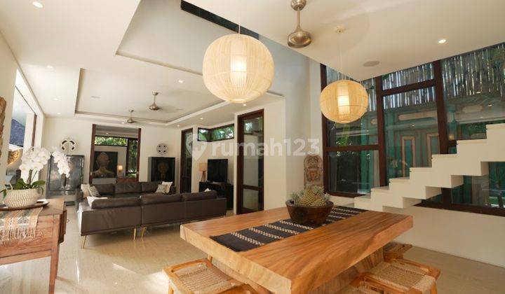 Villa Mewah Bergaya Balinese Mix Western Style Terdapat 5 Kamar Tidur Terletak di Prime Lokasi Area Central Seminyak 2