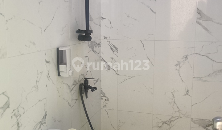 RUMAH KONSEP TOWN HOUSE DAN STRATEGIS 5 MENIT KE STASIUN KRANJI 6