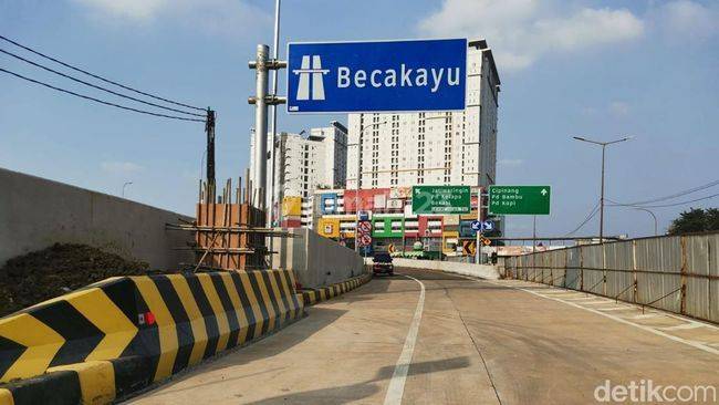 RUMAH KONSEP TOWN HOUSE DAN STRATEGIS 5 MENIT KE STASIUN KRANJI 8