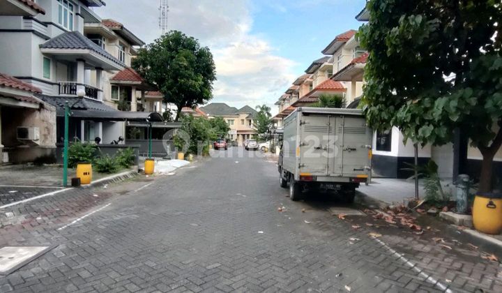 Affordable 3-Storey Shophouse in Surabaya for Office and Business Use 2