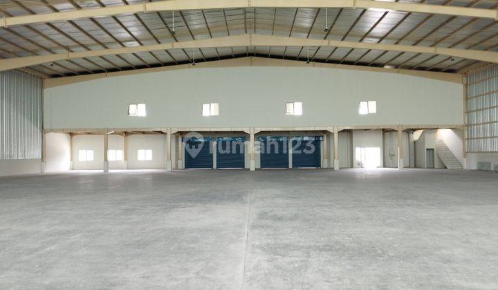 Gudang Bagus Loading Dock Delta Silicon Dekat Tol