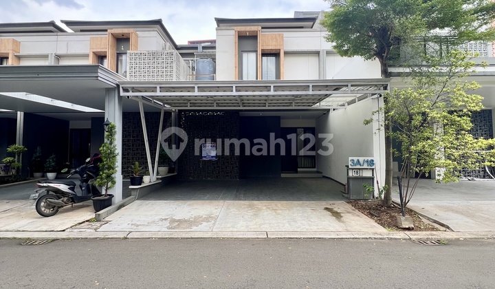 In Front of the Park! Beautiful, Comfortable Home in Victoria Cluster, Alam Sutera! Exclusive Area with a Super Strategic Location in the Heart of Alam Sutera City 2
