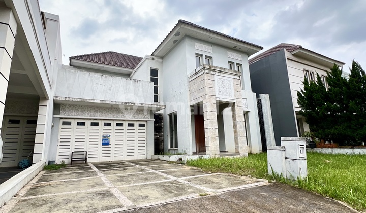 Living here feels like a holiday every day! Super premium location! The most comfortable elite area in Alam Sutera. Check it out first, if it suits you, feel free to negotiate. Best position near the main gate. A nice house with SHM (Certificate of Ownership) on Jl. Alam Sutera Boulevard, Pakualam, North Serpong Subdistrict. 2