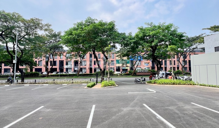 HADP Jalan Boulevard! New Lloyd Promenade Shophouses in the Alam Sutera Business Area Surrounded by Campus, Mall, and Cluster.