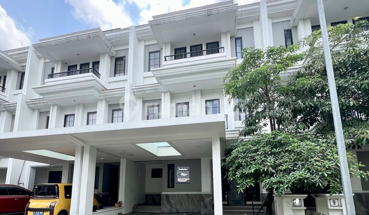 There's an Elevator! Beautiful House in Winona Alam Sutera! Prime Location in the Business District Just a Step Away from the Toll Road