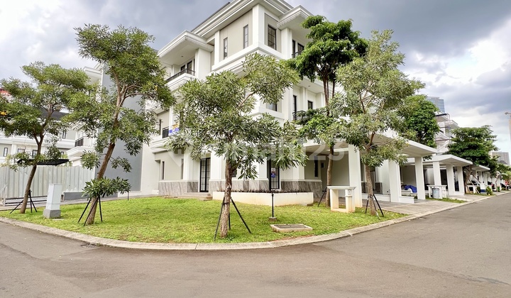 Largest Unit in Winona Alam Sutera! Luxurious American Classic Design, Best Location in the Heart of Alam Sutera. 2