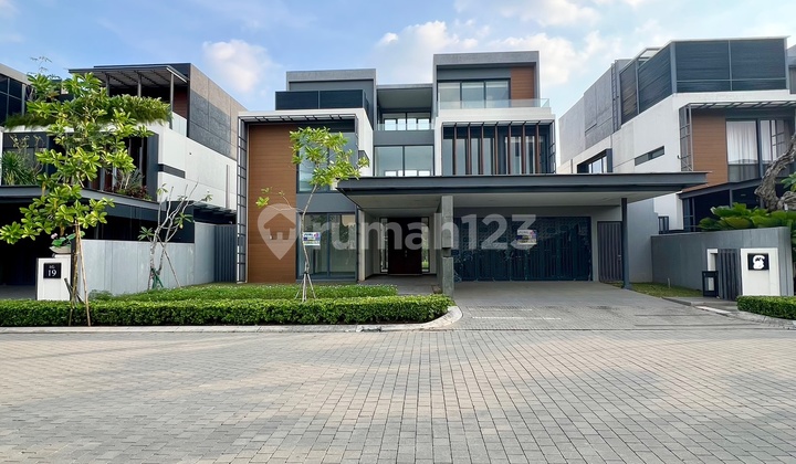 Very Rare Item! Super VIP Cluster At Lyndon Navapark BSD! The Most Luxurious Area Filled with Sultans! Direct Access Garden!