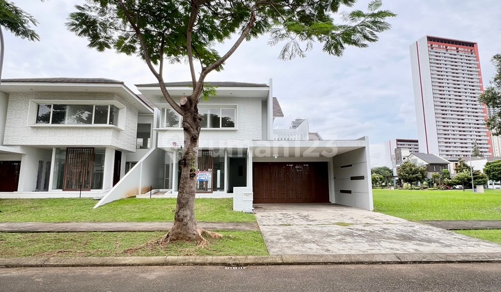 Sultan Exclusive! Prime Main Road Location! Luxurious Home in Victoria Cluster, Alam Sutera, Eligible for KPR, Ready for Direct Negotiation, Just a Step Away from Toll Road and Palma Mall. 2