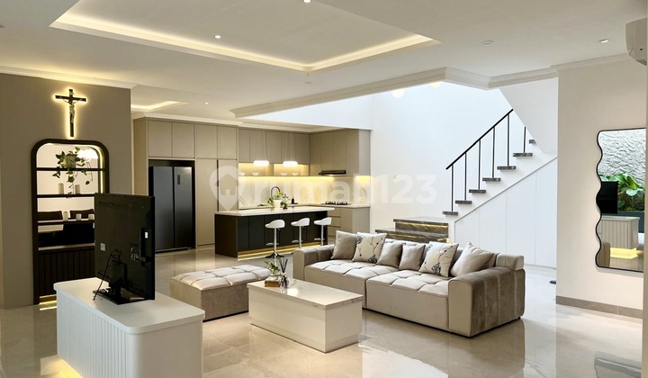 Mewah! Tinggal Bawa Koper! Rumah Fully Furnished Mewah Dan Homey! Dijamin Suka! Kawasan Rindang Selangkah Ke Mall Dan Pusat Perbelanjaan Alam Sutera Keamanan 24 Jam