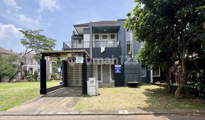 Beautiful House in Front of the Park! In the Onyx Cluster, Alam Sutera, Cool Area, Strategic Location. Come Survey First!