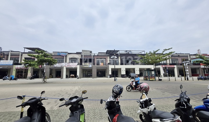 Facing the Main Road! Downtown Drive Shop House Gading Serpong! Busy Area, Suitable for Business, Near Campus and Mall. 2