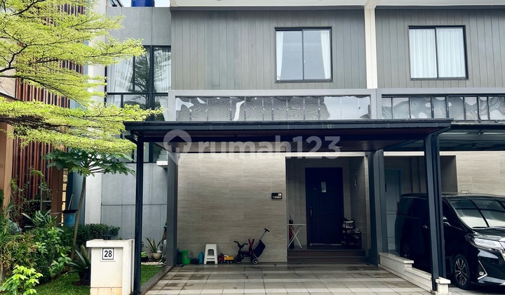 Want to Sell Fast, Let's Negotiate! Buy and Move In Immediately! House in the Heart of Alam Sutera Business Center, Close to Toll Road and Mall, Flood-Free, Traffic Jam-Free.