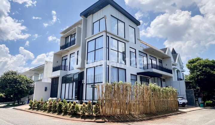 Mewah! Bangunan Mandiri! Rumah Baru di Cluster Victoria Bangunan Mandiri dengan Arsitek Ternama Lokasi Strategis di Pusat Alam Sutera 2