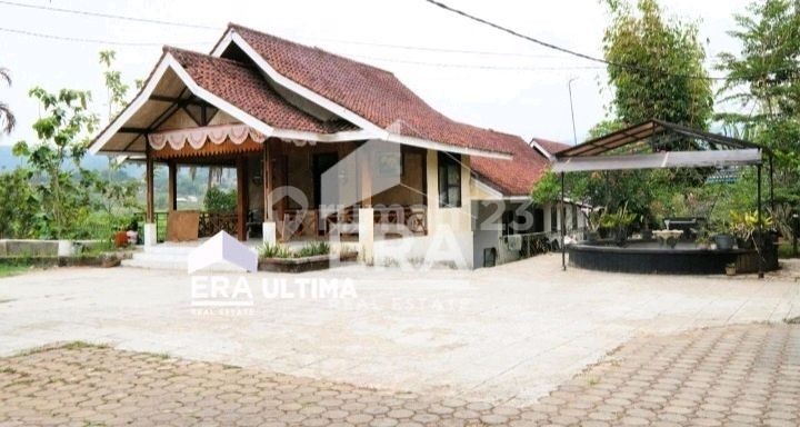 Villa Pawenang with Rice Field View / Saung Pawenang, Sumedang Regency