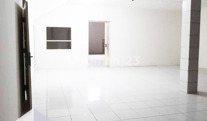 Strategic Shop House Suitable for Offices and Businesses in Banjaran