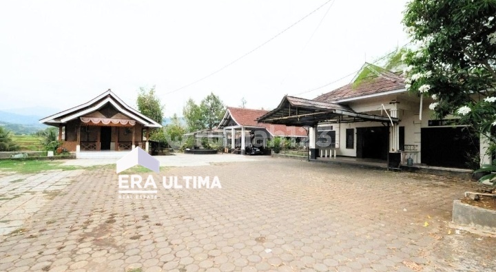 Villa Pawenang with Rice Field View / Saung Pawenang, Sumedang Regency