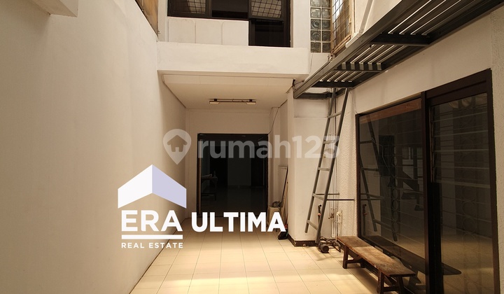 Suitable House for Office/Warehouse on Ahmad Yani Wing Near Kosambi Market.