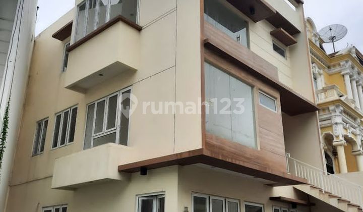 Rumah Pik1 Layar Permai 8x15 3lantai Unfurnished