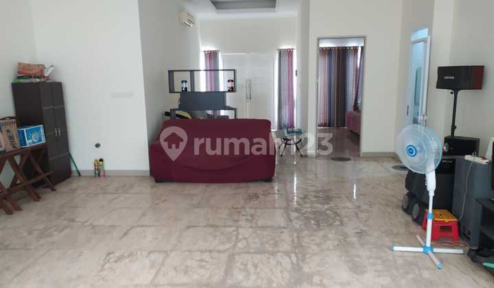 Brand new Rumah grisenda 12x25 2,5lantai semi furnished SHM