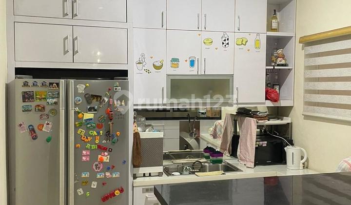 Sewa Rumah Town House Emerald 8x14 Fully Furnished Hadap Timur 2