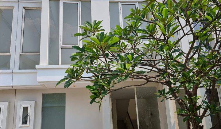 tampak depan 1894. dijual rumah grand pakuwon
