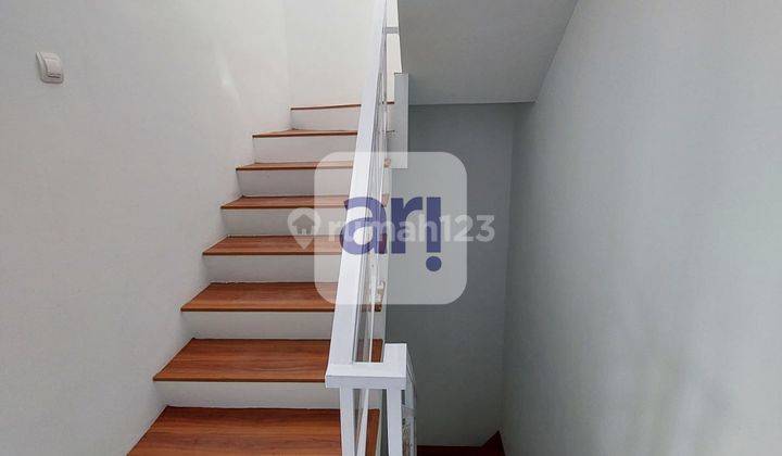 Rumah 3 Lantai Bagus Unfurnished SHM di Turangga, Bandung 2