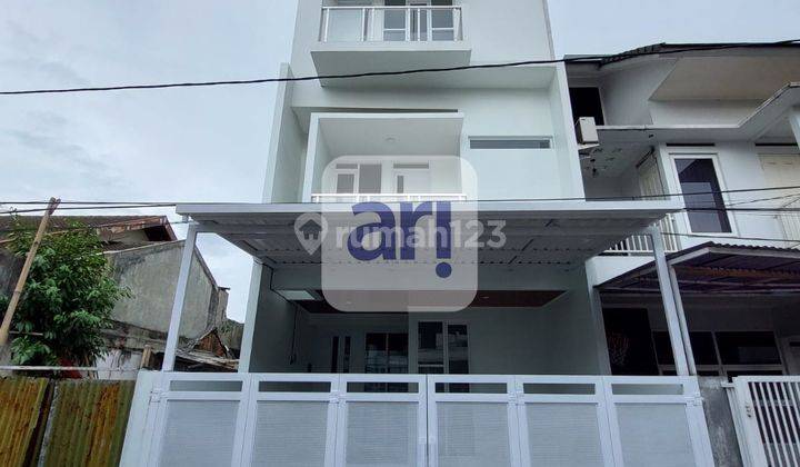 Rumah 3 Lantai Bagus Unfurnished SHM di Turangga, Bandung 1